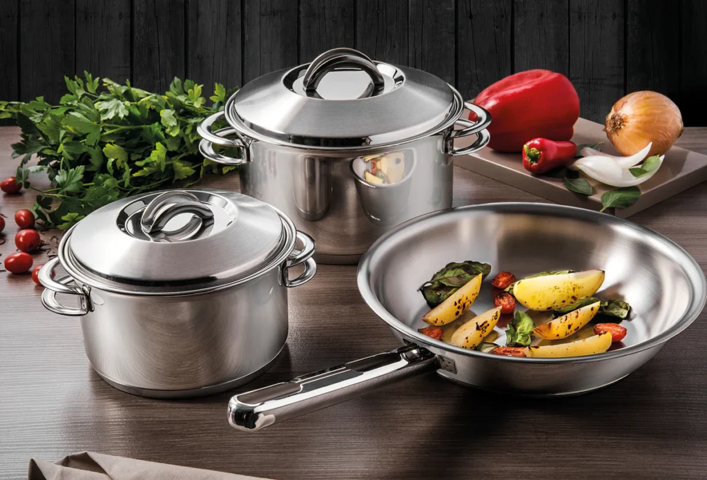 Panela Tramontina Solar preparando comida no fogão