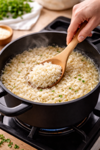 Preparando arroz na panela preto